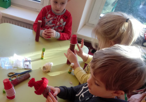 Dzieci wykonują Mikołaje z drewna